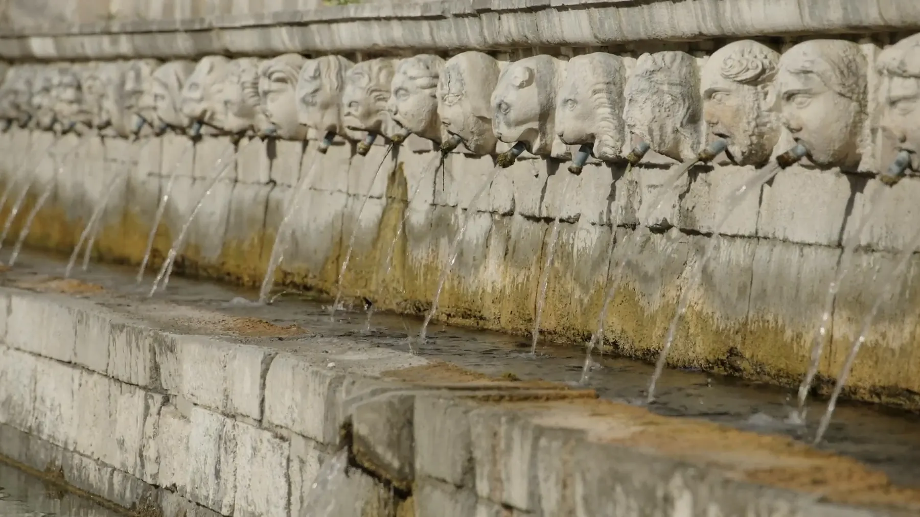 Fontana delle 99 Cannelle