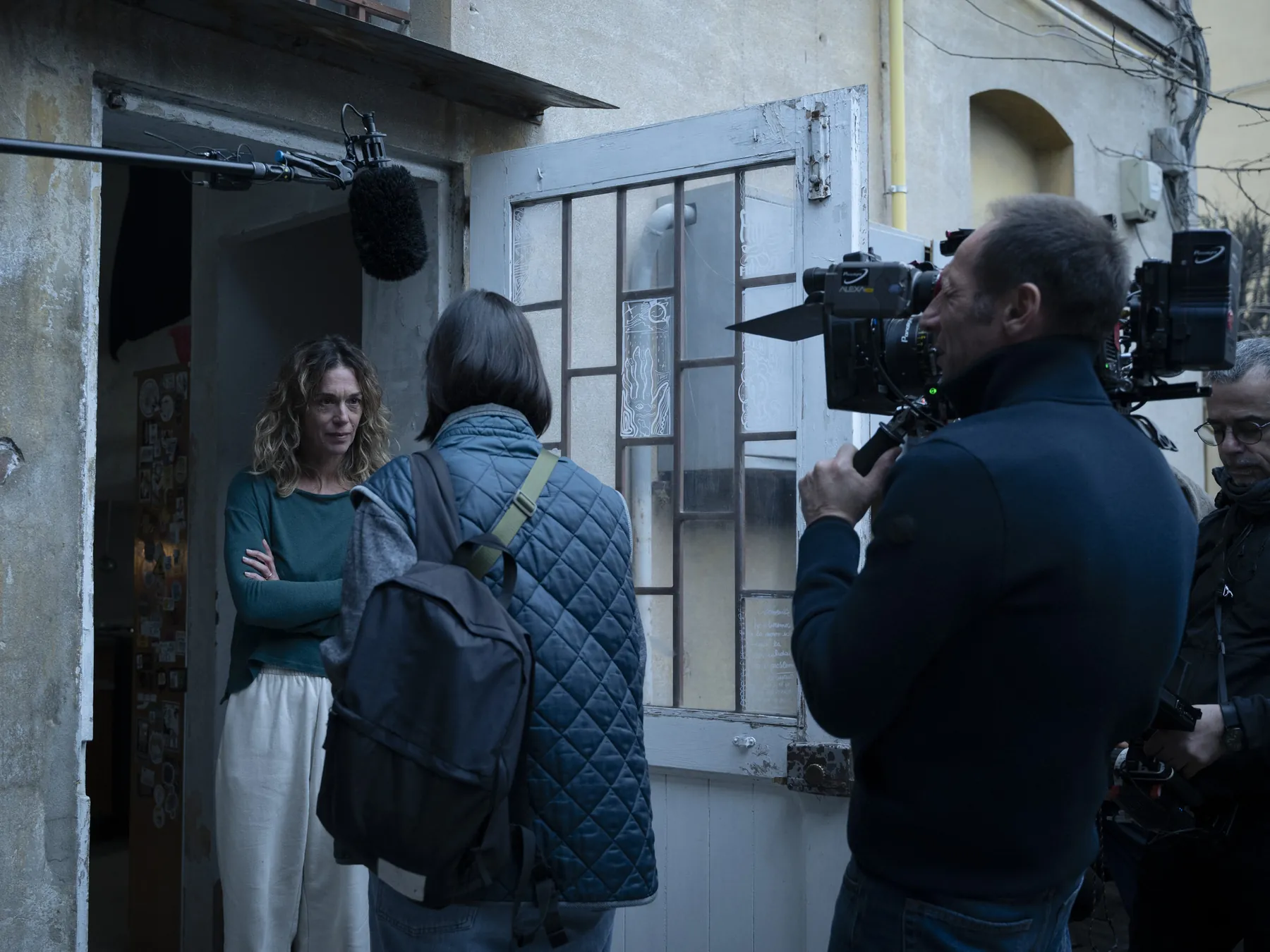 Riprese in esterna, sul set di Senza chiedere permesso